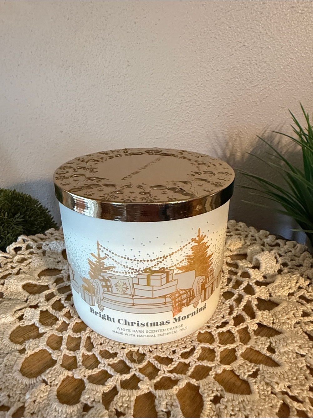 Bright Christmas Morning Scented Candle - White & Gold